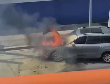 Vehículo se incendia en la John F. Kennedy, próximo al km 9; autoridades intervienen