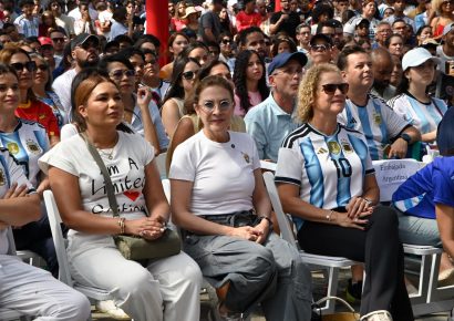 Miles de personas disfrutan la final del Mundial de Fútbol en el Malecón Deportivo junto a Carolina Mejía