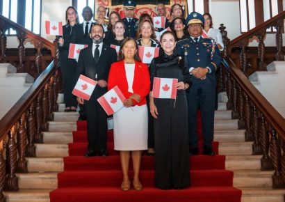 Carolina Mejía y la embajadora Jacqueline DeLima encabezan acto por el Día de Canadá en el Palacio Consistorial