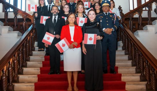 Carolina Mejía y la embajadora Jacqueline DeLima encabezan acto por el Día de Canadá en el Palacio Consistorial