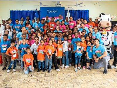 Carolina Mejía comparte alegría con niños del Campamento de Verano del Distrito Nacional
