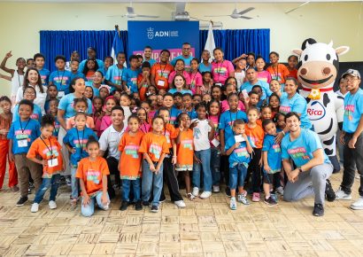 Carolina Mejía comparte alegría con niños del Campamento de Verano del Distrito Nacional
