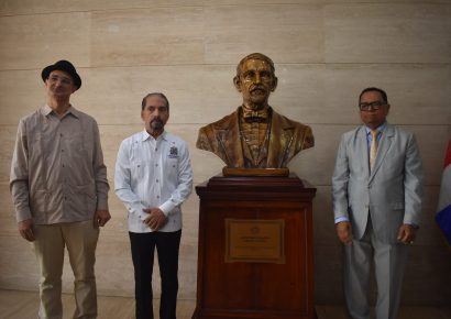 Instalan busto de Juan Pablo Duarte en la Biblioteca Nacional para honrar su legado patriótico