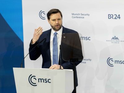 Zelenski conversa con JD Vance sobre misiles Patriot