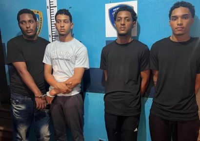 Arrestan a cuatro jóvenes acusados de asaltar joyería en Santiago; recuperan prendas y dinero sustraído