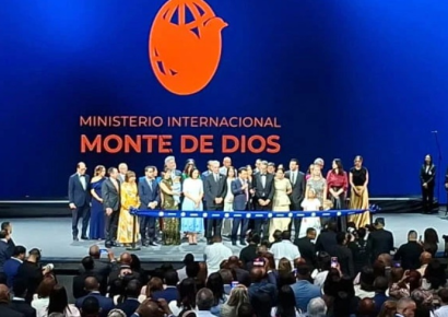 Abinader y Raquel Arbaje asisten a inauguración de templo cristiano en SDN con capacidad para 7,000 personas