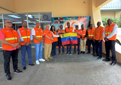 Defensa Civil distingue a rescatista dominicano por su participación en misión humanitaria en Venezuela