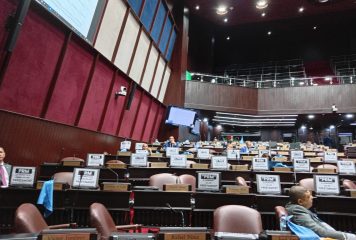 Diputados de Fuerza del Pueblo protestan con carteles contra nuevos préstamos