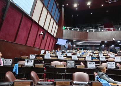 Diputados de Fuerza del Pueblo protestan con carteles contra nuevos préstamos