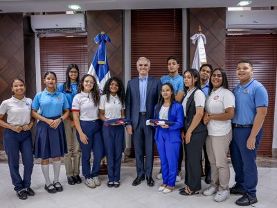De Camps entregó bandera a delegaciones estudiantiles rumbo a EE.UU. y Kenia