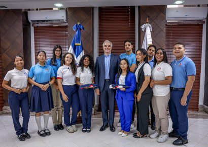 De Camps entregó bandera a delegaciones estudiantiles rumbo a EE.UU. y Kenia
