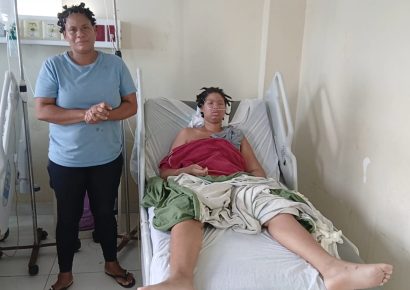 Madre denuncia mala práctica y pide traslado urgente de su hija desde hospital Jaime Mota