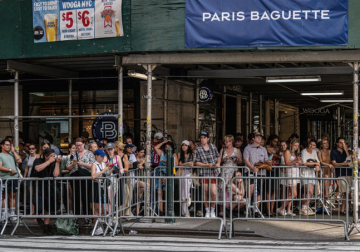 Swifties desafían calor extremo por boda de Taylor Swift en Nueva York