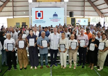 Gobierno fortalece seguridad jurídica con titulación masiva en Montecristi