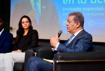Leonel Fernández apuesta por una economía basada en el conocimiento y la innovación durante conversatorio en UNIBE