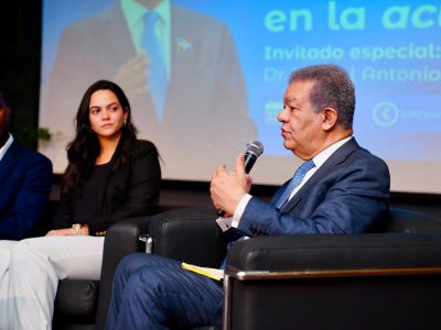 Leonel Fernández apuesta por una economía basada en el conocimiento y la innovación durante conversatorio en UNIBE