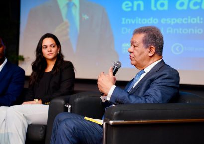 Leonel Fernández apuesta por una economía basada en el conocimiento y la innovación durante conversatorio en UNIBE