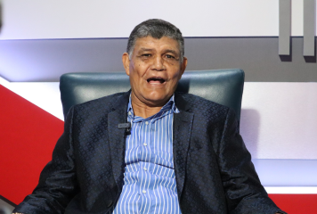 Francisco Peña defiende renovación de permiso para salir del país