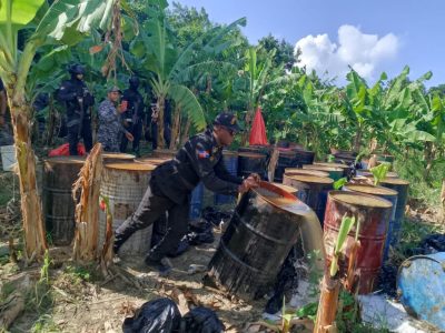 Interior y Policía y el Ceccom desmantelan en Azua fábrica clandestina con más de 25 mil litros de alcohol adulterado