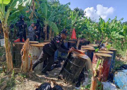 Interior y Policía y el Ceccom desmantelan en Azua fábrica clandestina con más de 25 mil litros de alcohol adulterado