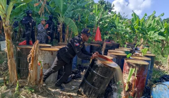Interior y Policía y el Ceccom desmantelan en Azua fábrica clandestina con más de 25 mil litros de alcohol adulterado