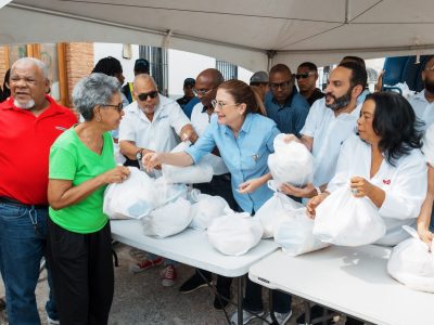 Carolina Mejía lleva operativo médico y social a Ciudad Colonial