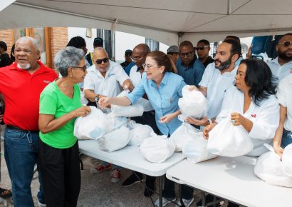 Carolina Mejía lleva operativo médico y social a Ciudad Colonial