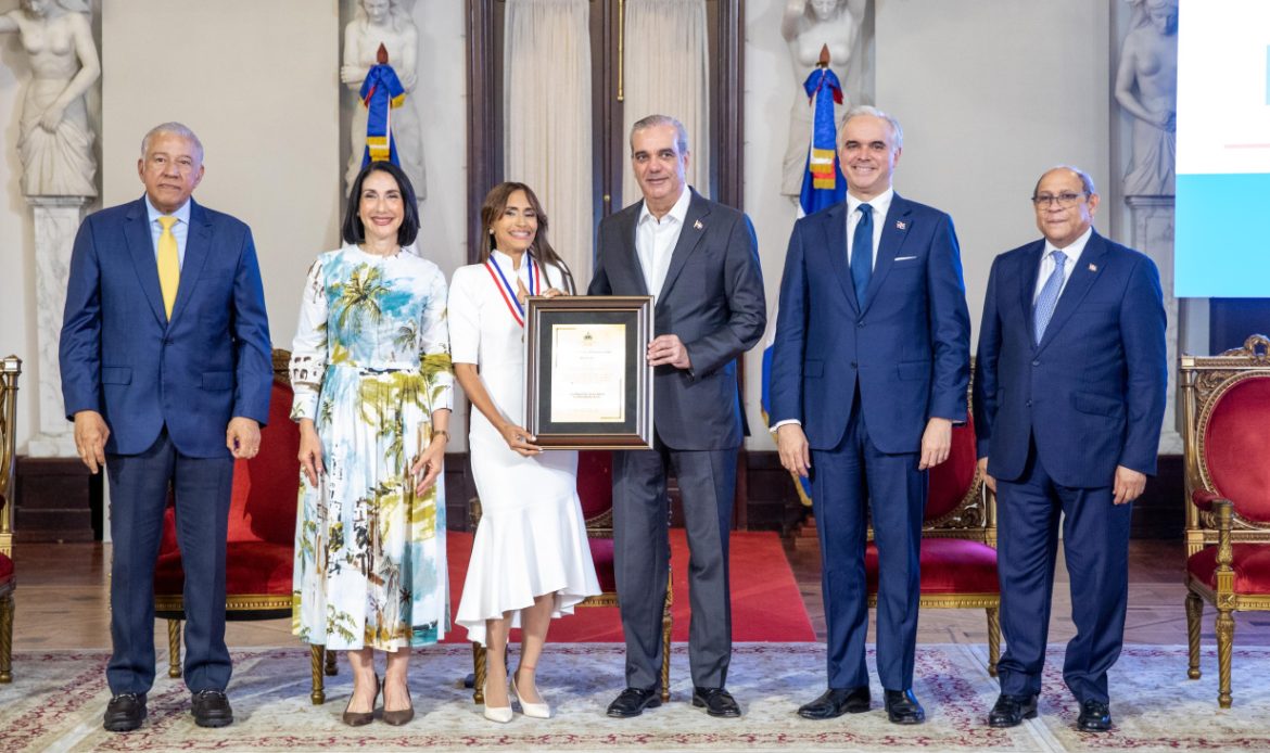 Presidente Abinader reconoce labor de docentes destacados con la Medalla al Mérito Magisterial 2026