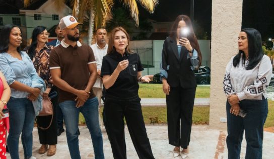 Carolina Mejía ilumina las calles de Arroyo Hondo III con 434 luminarias LED