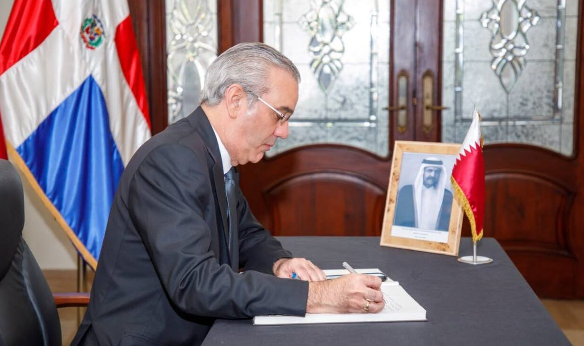 Presidente Abinader firma libro de condolencias por el fallecimiento de su alteza, el Emir Padre Sheikh Hamad Bin Khalifa Al Thani