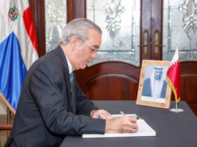 Presidente Abinader firma libro de condolencias por el fallecimiento de su alteza, el Emir Padre Sheikh Hamad Bin Khalifa Al Thani