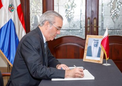 Presidente Abinader firma libro de condolencias por el fallecimiento de su alteza, el Emir Padre Sheikh Hamad Bin Khalifa Al Thani