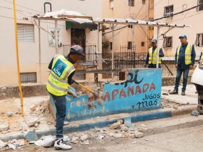 Alcaldía del DN elimina 11 estructuras que obstaculizaban la acera en Guachupita