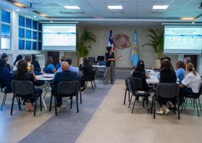 Colaboradores de Migración se capacitan en estrategias y planificación en la administración pública