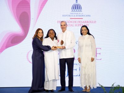 Abinader reconoce a 35 mujeres emprendedoras durante la sexta edición del premio Supérate Mujer 2026