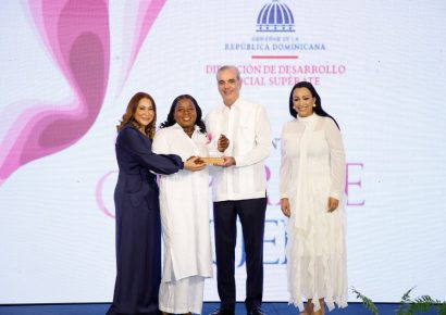 Abinader reconoce a 35 mujeres emprendedoras durante la sexta edición del premio Supérate Mujer 2026
