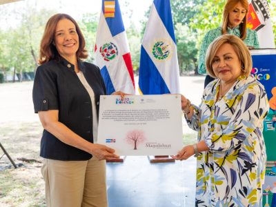 Embajada de El Salvador entrega 90 árboles Maquilishuat a la Alcaldía del DN