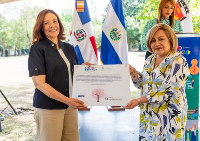 Embajada de El Salvador entrega 90 árboles Maquilishuat a la Alcaldía del DN