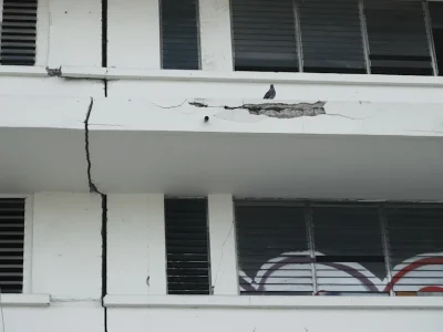 Familias salvadoreñas enfrentan el riesgo de vivir en edificios al borde del colapso