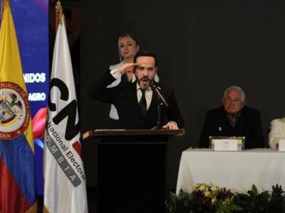 Gobierno electo inicia transición en Colombia entre choques con Petro y presión de Cepeda