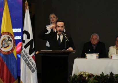 Gobierno electo inicia transición en Colombia entre choques con Petro y presión de Cepeda