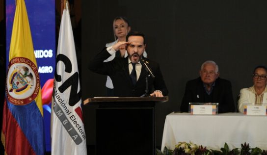 Gobierno electo inicia transición en Colombia entre choques con Petro y presión de Cepeda