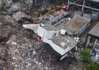 Tres muertos y más de diez atrapados en derrumbe de vertedero en India