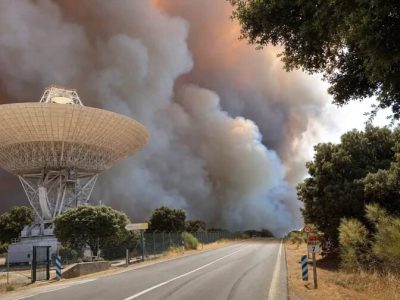 Incendio en Sierra Oeste amenaza complejo espacial de Robledo