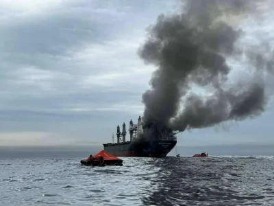 Irán informa de la explosión de dos petroleros en el estrecho de Ormuz en medio de la tensión con EE.UU.