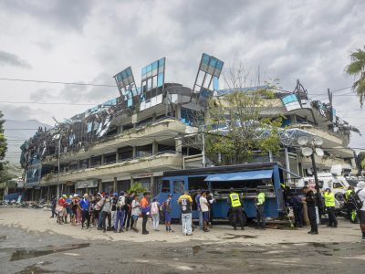 Solo tres negocios reabrieron en Caraballeda tras terremotos