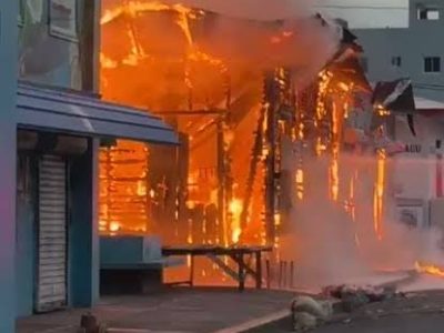 Incendio destruyó más de una docena de locales en plaza de Imbert