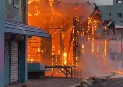 Incendio destruyó más de una docena de locales en plaza de Imbert