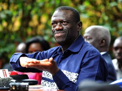 Líder opositor de Uganda Kizza Besigye se desmaya durante el inicio de su juicio por traición