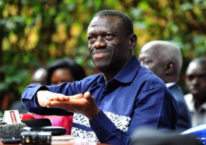 Líder opositor de Uganda Kizza Besigye se desmaya durante el inicio de su juicio por traición